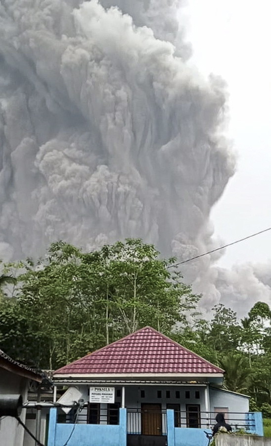 Erupcja wulkanu Semeru w Indonezji. Nie żyje 13 osób | Radio Zachód